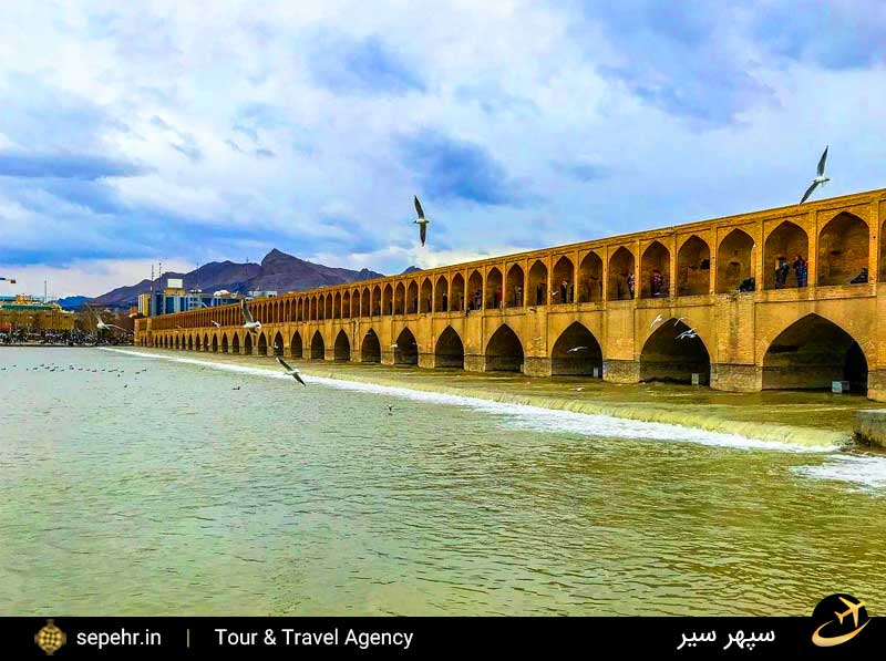 بازدید از سی و سه پل و سفر به اصفهان